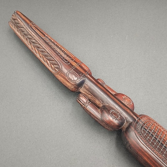 Trobriand wood carving crocodile folk art - Picture 4 of 7